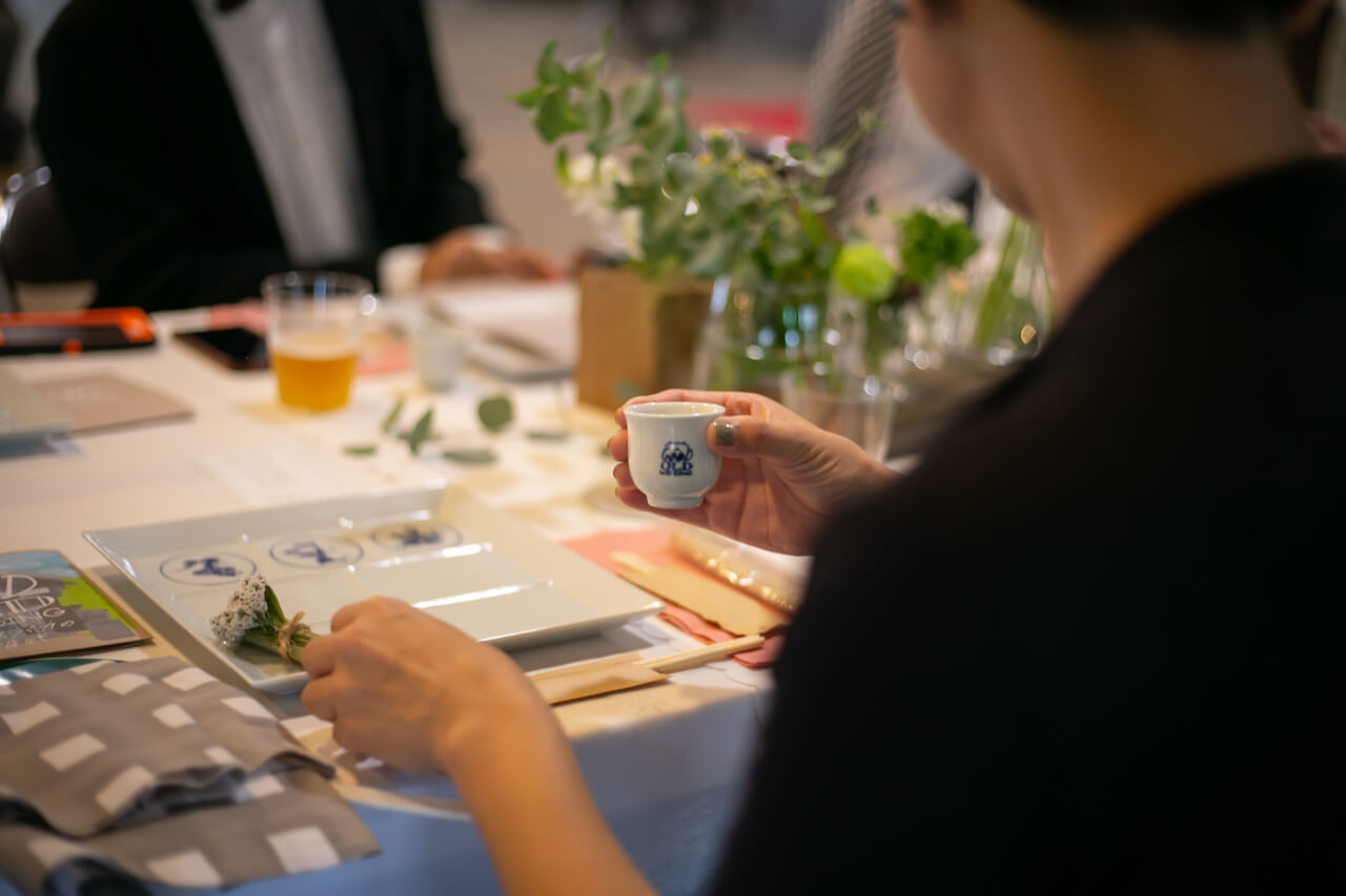 437